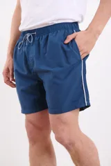 Short de baño azul marino con cintura elástica y cordón ajustable. Detalle de ribete blanco en el lateral.