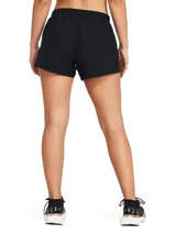 Short deportivo Under Armour Fly By 3 para mujer, color celeste, con cintura elástica, logo estampado en la pierna izquierda y bolsillo lateral con cierre.