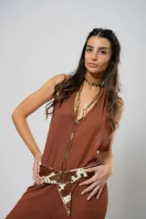 Mono largo color marrón con textura, escote halter, corte holgado, cinturón de cuero con estampado animal y cierre frontal con botones.