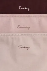 Pack de 7 bombachas de punto en colores rosa, blanco, beige y marrón, con cintura estándar, cobertura media y refuerzo interior. Cada bombacha tiene bordado el nombre de un día de la semana.