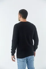 Sweater negro de algodón con cuello redondo y logo bordado en el pecho.