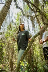 Remerón gris con estampado en la espalda con el texto "Save the wild, save the nature".