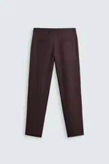 Pantalón de vestir color marrón oscuro, de corte recto, con bolsillos laterales y traseros de doble vivo. Se ajusta a la cintura con cierre de cremallera y botón.