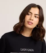 Remera negra de algodón con cuello redondo y manga corta. Presenta un gran estampado fotográfico en blanco y negro de Lady Gaga y el texto "LVDY GAGA" en la parte superior del gráfico.