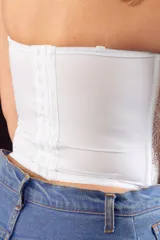 Corset largo de encaje blanco con ballenas y aro, forrado en jersey, con ganchos reforzados y breteles desmontables.