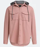 Camisa manga larga color rosa con capucha gris, cierre con botones, bolsillos frontales y corte recto.