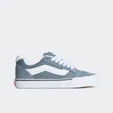 Championes Vans Knu Skool color gris con detalles en blanco. Inspirados en los icónicos Old Skool, con cordones extragrandes, lengüeta abullonada, cuello afelpado y suela vulcanizada.