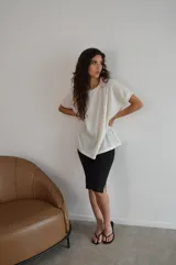 Remerón azul eléctrico de viscosa con mangas cortas y cuello redondo.