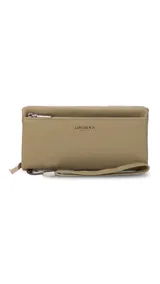 Billetera color beige con doble compartimento con cierre, correa de mano y logo de la marca en el frente.