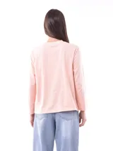 Remera blanca de manga larga con estampa rectangular dorada con diseño animal print y texto 'Fearless, fierce & fabulous'.