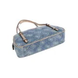 Cartera Guess modelo Cerelia, de hombro, con estampado del logo de la marca en color celeste sobre fondo azul. Tiene detalles en color beige en las correas y los bordes.
