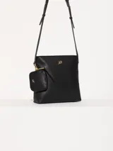 Cartera tipo tote confeccionada en cuero vacuno color negro, con cierre superior y forro interior de jacquard. Incluye bolsillo interno, correa larga regulable y desmontable, correa corta para usar al hombro y bolsillo desmontable con cierre.