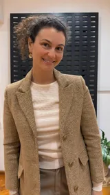 Blazer color beige de pana labrada con relieve, de corte clásico y solapas con muesca.