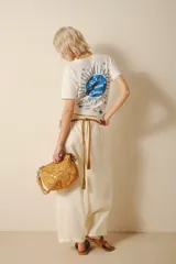 Remera blanca de algodón con estampado en la espalda de un sol azul con la frase "Soleil de mon Coeur".