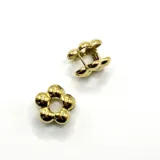 Par de aros dorados de acero quirúrgico con forma de flor.