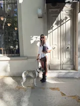 Mini falda marrón elastizada con lazo. El tono del color puede variar por diferencias en la composición de los hilados.