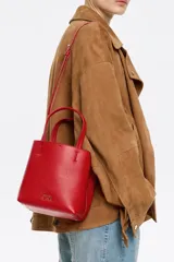 Bolso de mano negro Bimba y Lola modelo Chihuahua S, fabricado en piel regenerada con piezas de metal. Cuenta con asa regulable de piel, cierre con cinta de piel, logo metálico BIMBA Y LOLA, acabados metálicos, bolsillo interior con cierre de cremallera e interior con logo grabado.