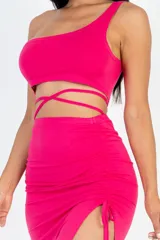 Conjunto de falda y top fucsia. Falda midi con tajo lateral, frunce y cordón ajustable.