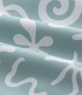 Bermuda de baño masculina de microfibra color celeste pálido con estampado abstracto orgánico en blanco. Presenta cintura elástica con cordón ajustable y bolsillos funcionales.