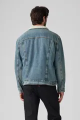 Campera de jean celeste Levi's modelo Type 3 Sherpa con cuello de corderito color crema, bolsillos frontales con solapa y cierre de botones metálicos.
