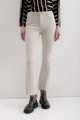 Pantalón jean marrón acampanado con detalle desflecado en el bajo y tiro medio.