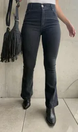 Pantalón de jean negro, de corte semi oxford, tiro alto y calce ajustado.