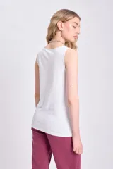 Musculosa básica blanca de corte recto y cuello redondo.