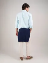 Camisa de hombre de corte regular fit, confeccionada en tejido oxford a rayas verticales celestes y blancas. Tiene cuello button-down, cierre con botones, manga larga con puño simple y logo bordado en el pecho.