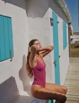 Traje de baño entero fucsia con textura acanalada y escote en V.