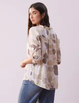 Blusa de algodón estampada marca Dash, con cuello a la base, escote en V y abertura con botones. Tiene un bolsillo en la parte delantera y mangas 3/4 regulables con presilla y botón.