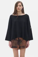Buzo negro de algodón con cuello redondo y mangas largas.