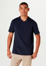 Remera negra de corte clásico con cuello en V y mangas cortas.