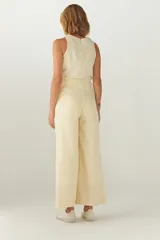 Pantalón marrón de tiro alto y corte jeanero, confeccionado en lana fina sin teñir.