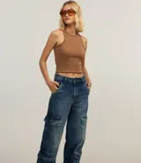 Pantalón wide leg de jeans con trabillas en la cintura, cierre por botón y cremallera, y bolsillos cargo.