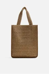Bolso tipo shopper color marrón claro, con acabado trenzado. Tiene un compartimento principal con cierre de imán y un bolsillo plano interior. Cuenta con dos asas de mano.