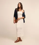 Vestido midi de punto color crema con breteles medianos y escote cuadrado.