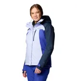 Campera Columbia Snowy Summit para mujer, en tonos gris y blanco. Impermeable y transpirable, con costuras selladas, forro termorreflectante Omni-Heat, capucha ajustable compatible con casco, faldón antinieve, múltiples bolsillos y puños con orificios para los pulgares.