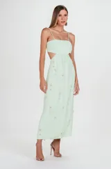 Vestido midi color verde agua, de crepé de acetato, con tirantes finos, escote recto, corte entallado, falda recta con abertura en la espalda y bordado a mano con pedrería en la cintura.