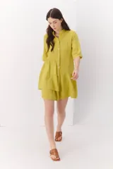 Vestido blanco de lino con cuello mao, manga corta y corte evasé.