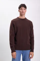 Sweater marrón de punto con cuello redondo y mangas largas.