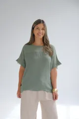 Remera verde musgo de lino italiano, con escote a la base, corte amplio y mangas cortas con detalle desflecado.