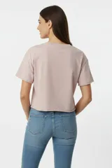 Remera negra de algodón con estampado de un plato de panqueques con arándanos.