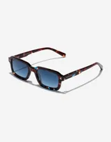 Lentes de sol unisex Hawkers X Pierre Gasly, con montura rectangular de carey con detalles en azul y lentes degradadas en azul.