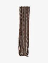 Bufanda tipo chalina de tejido de punto con diseño de ondas en tonos marrón, beige y negro. Tiene flecos en los extremos.