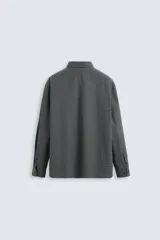 Camisa relaxed fit confeccionada en tejido de algodón con origen italiano. Cuello solapa y manga larga acaba en puño con botón. Bajo con aberturas laterales. Cierre frontal de botonadura. Colección especial Origins.