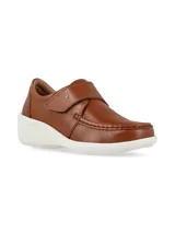 Zapato slip on color marrón con elástico en el empeine y suela blanca.