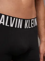 Pack de 3 boxers ajustados, color negro, con cintilla elástica distintiva de Calvin Klein.