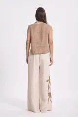 Blusa color beige de lino, sin mangas y corte recto.