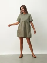 Vestido corto negro con corte evasé, mangas cortas y cuello redondo.