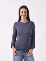 Blusa de manga larga color blanco hueso, con cuello redondo y corte ajustado.